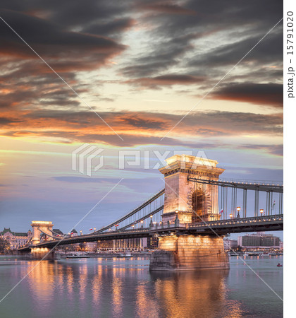 Chain Bridge in Budapest, capital city of Hungary 15791020