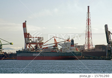 名古屋製鉄所で荷役をする船の景色 15791260