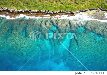 美しく透明なサンゴ礁の海に囲まれた南国サイパン島の海岸線 15792111