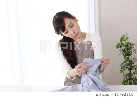 ワイシャツの襟の汚れに悩む主婦 ワイシャツの襟の汚れに悩む主婦 15792210