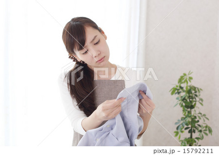 ワイシャツの襟の汚れに悩む主婦 15792211