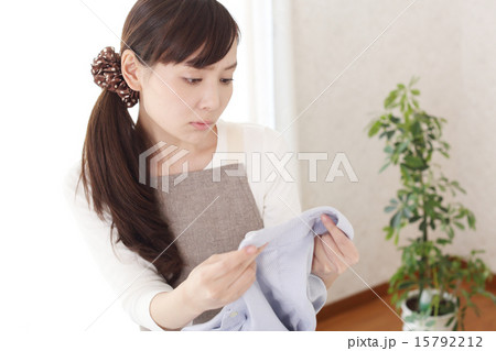ワイシャツの襟の汚れに悩む主婦 15792212
