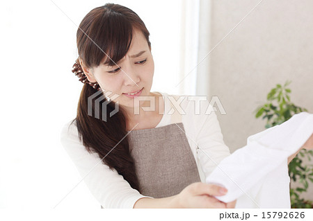 下着の汚れに悩む主婦 15792626