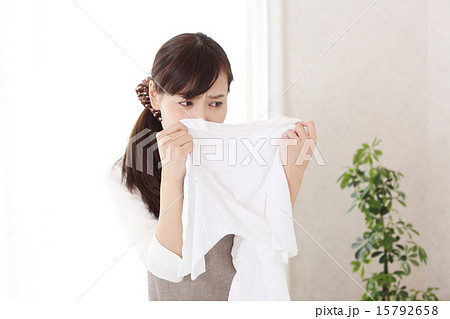 衣類の匂い嗅ぐ主婦 15792658