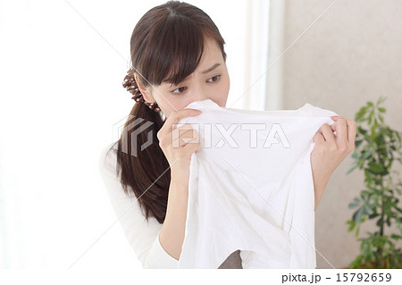 衣類の匂い嗅ぐ主婦 15792659