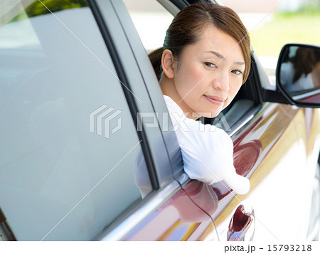 車を運転する女性 車を運転する女性 15793218