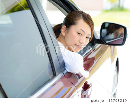 車を運転する女性 15793219