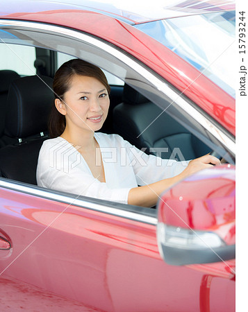 車を運転する女性 車を運転する女性 15793244