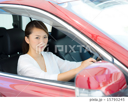 車を運転する女性 車を運転する女性 15793245