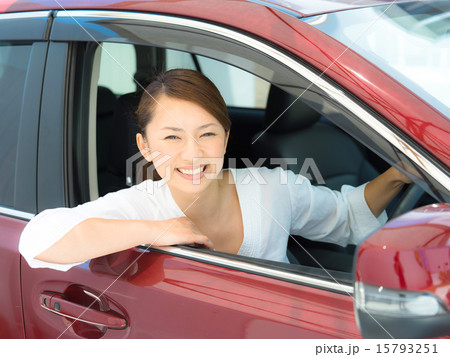 車を運転する女性 車を運転する女性 15793251