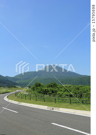 久住高原の道路と大船山 15795698
