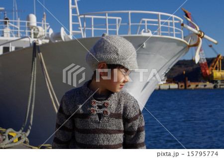 港の船と子供 15795774