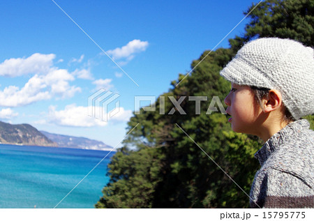 さわやかな海と子供 15795775