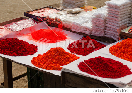 インド　バナーラスの色粉売り　ホーリー 15797650