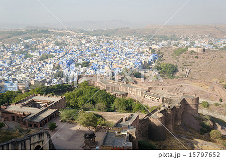 インド　　ジョードプル　城とブルーシティ 15797652