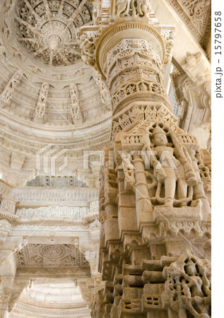 インド　ラーナクプルのジャイナ教寺院の彫刻 15797658