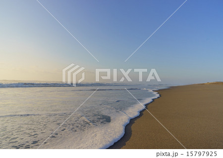 朝の九十九里浜の風景 15797925