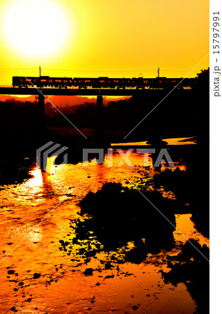 夕暮れの八高線 15797991