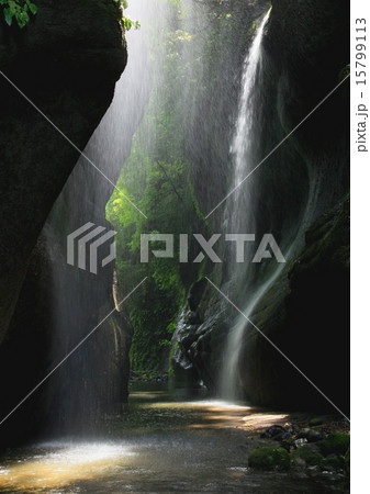 飛沫舞う峡谷 飛沫舞う峡谷 15799113