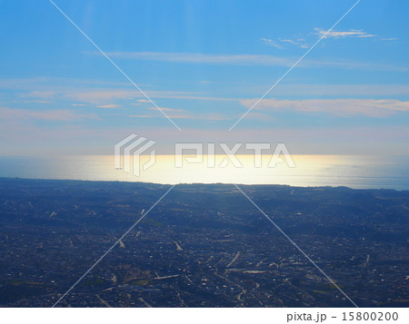 プロペラ機からの空撮：空と海と街 15800200