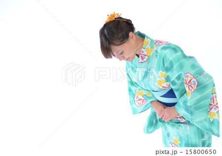 お辞儀をする浴衣を着た若い日本女性の写真素材