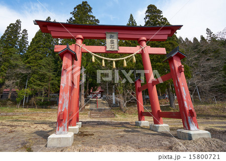 田沢湖、御座石神社の鳥居から社殿を望む 15800721