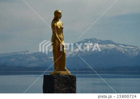 金色に輝くたつ子像、秋田駒ヶ岳を背景 15800724