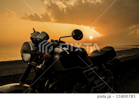夕暮の海とオートバイ6 15800785