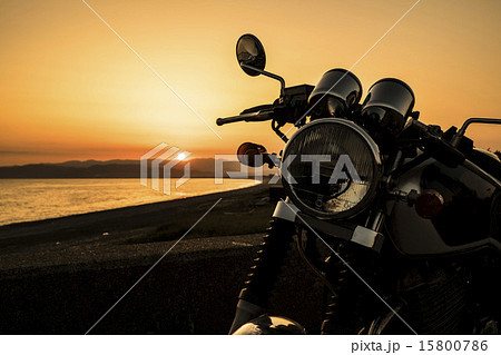 夕暮の海とバイクのフロント1 15800786