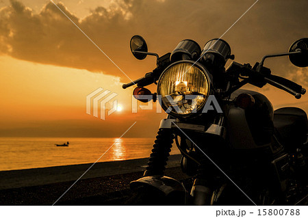 夕暮の海とバイクのフロント3 15800788