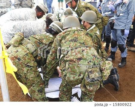災害救助訓練 応急処置にあたる陸自隊員、米海兵隊員と病院D-MAT 災害救助訓練 応急処置にあたる陸自隊員、米海兵隊員と病院D-MAT 15800922