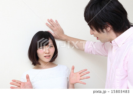 壁ドンを嫌がる女性 壁ドンを嫌がる女性 15803483