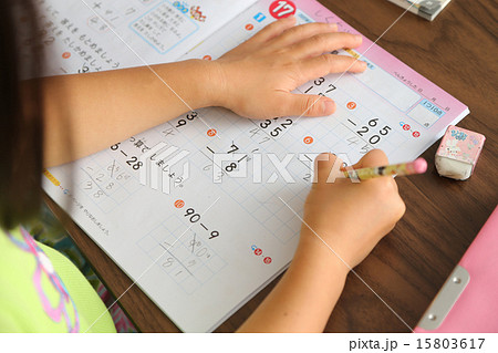 宿題をする小学生 宿題をする小学生 15803617
