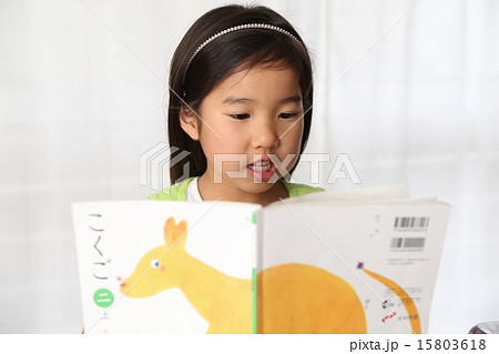 宿題をする女の子 15803618