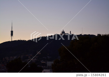 グエル公園 夕闇にうかぶ山頂の建築シルエット グエル公園 夕闇にうかぶ山頂の建築シルエット 15804261