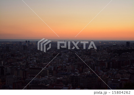 グエル公園 展望台から見たバルセロナの夕焼け グエル公園 展望台から見たバルセロナの夕焼け 15804262