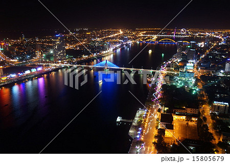 ベトナム・ダナンの夜景 15805679