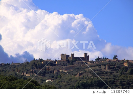 ワインの故郷モンタルチーノの街 15807746