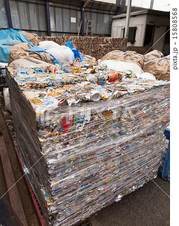 圧縮された空き缶 15808568