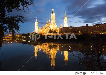 view of Cathedral in Zaragoza from Ebro 15809167