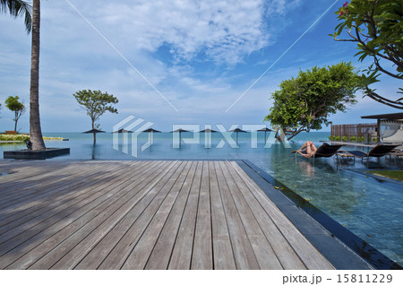 Swimming pool terrace in a resort, Hua-Hin, Thaila 15811229