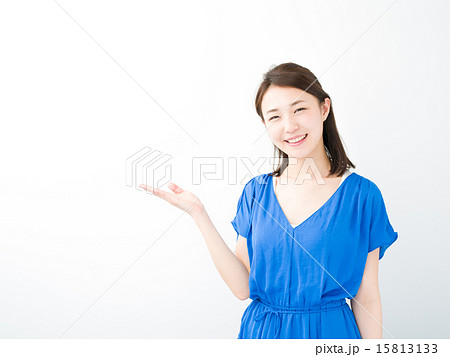手をかざす若い女性 15813133