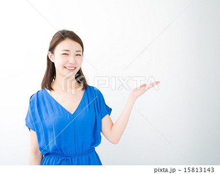 手をかざす若い女性 15813143