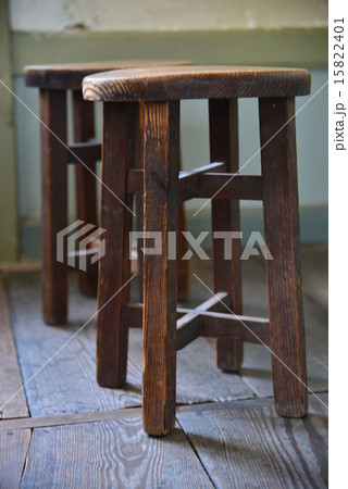懐かしい木の椅子（岡山県真庭市旧遷喬尋常小学校） 15822401