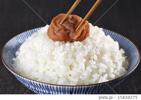 白ごはんの上で梅干しを箸でつぶす01 15830275