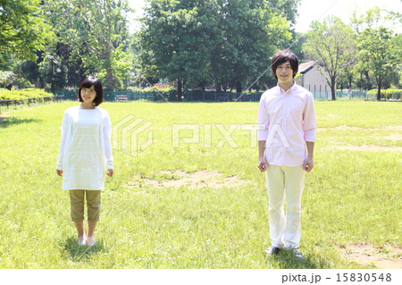 公園のカップル 公園のカップル 15830548