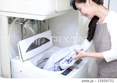室内干しをする主婦 室内干しをする主婦 15830752