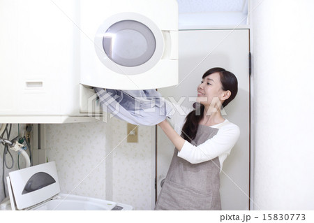 室内干しをする主婦 15830773