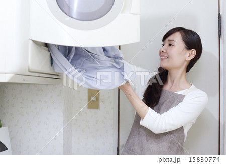 室内干しをする主婦 15830774