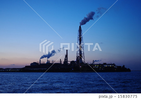煙突のある工場の風景 煙突のある工場の風景 15830775